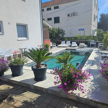 Apartmani Paula Vodice Esterno foto